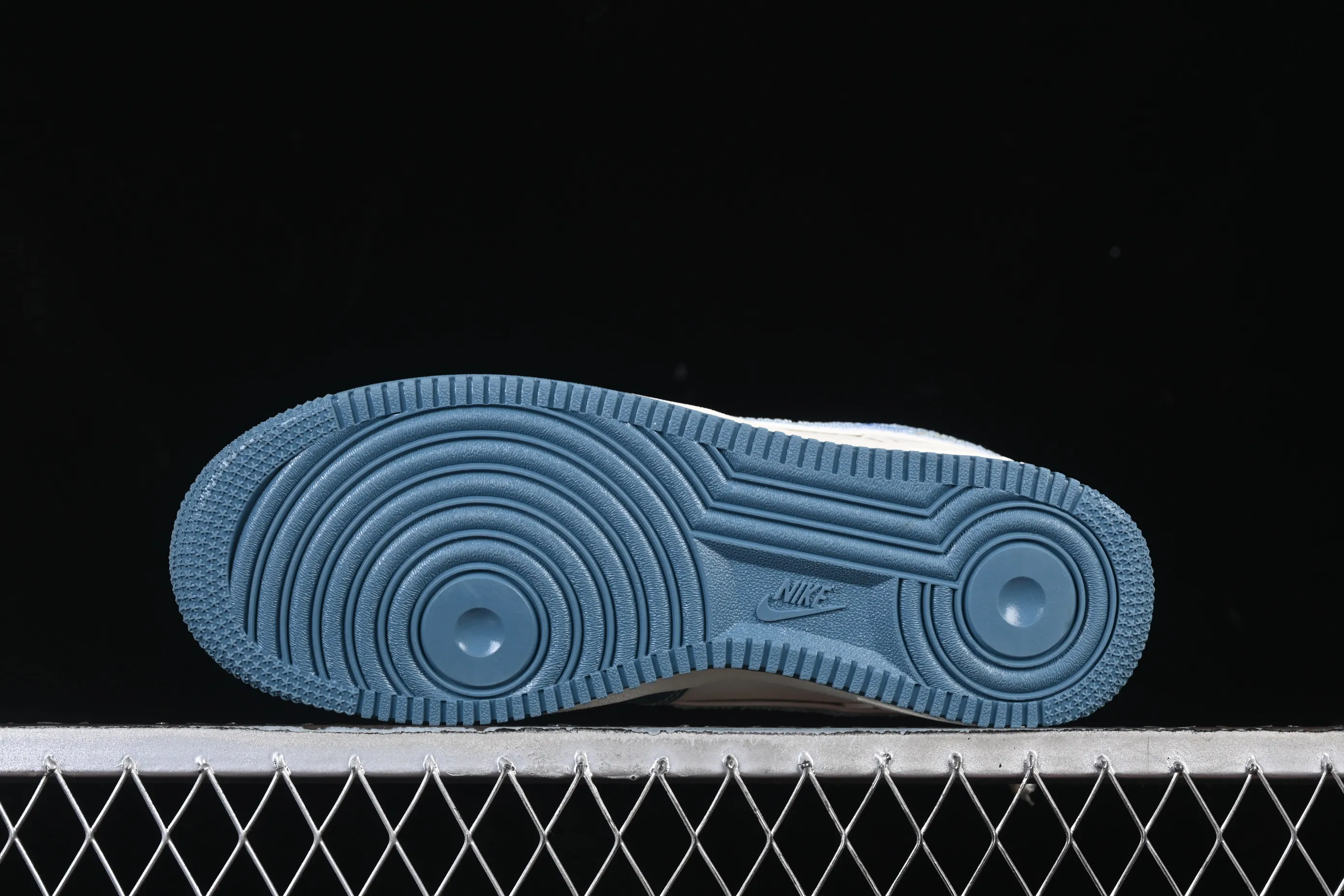 All categories Nk Air Force 1 Air Force series Nk Air Force 1 Low Air Force low-top Nike Air Force 1'07 Low LV co-branded stitching color hook Air Force 1 low-top casual sneakers DD1982-301